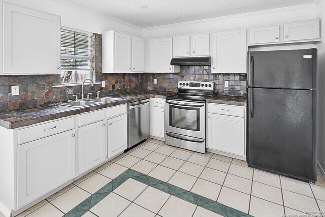 Building Photo - Charming 3 Bedroom in Pipers Meadow