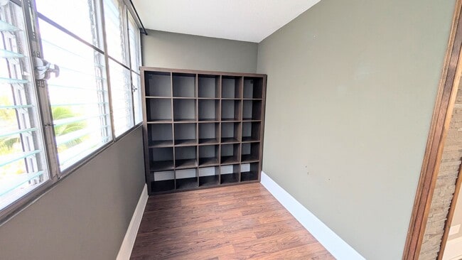 Building Photo - 1 Bed 1 Bath with Den at Waikiki Imperial Apt.