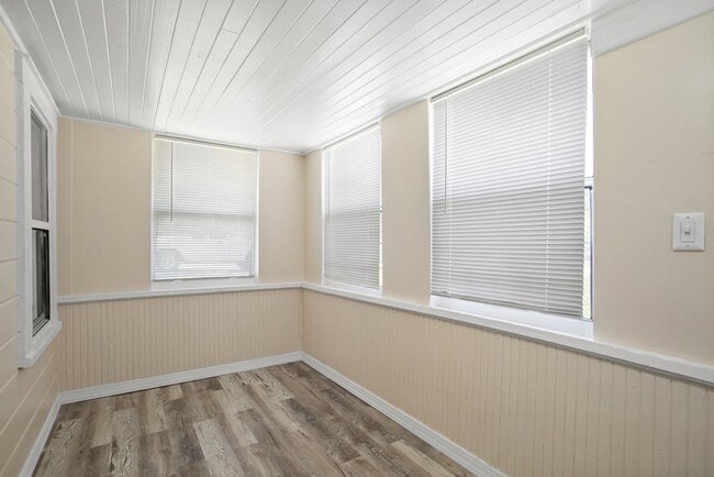 Building Photo - Won't Last! Apply NOW!  App fee REDUCED $25 ASAP $1795 3br/1bath CUTE House w/ HUGE YARD ** FREE ...