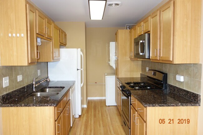 Building Photo - 300 Meadow Ct