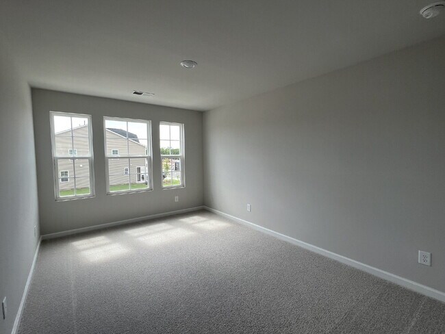 Building Photo - Lennar 3 bedroom townhouse with luxury vinyl plank floor in Ellis walk community