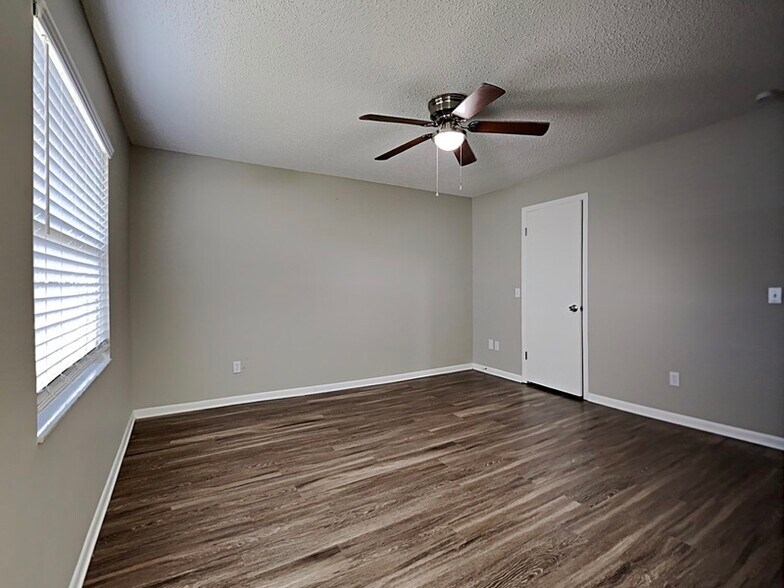 Building Photo - 2143 Creek Side Dr