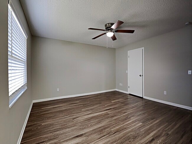 Building Photo - 2143 Creek Side Dr