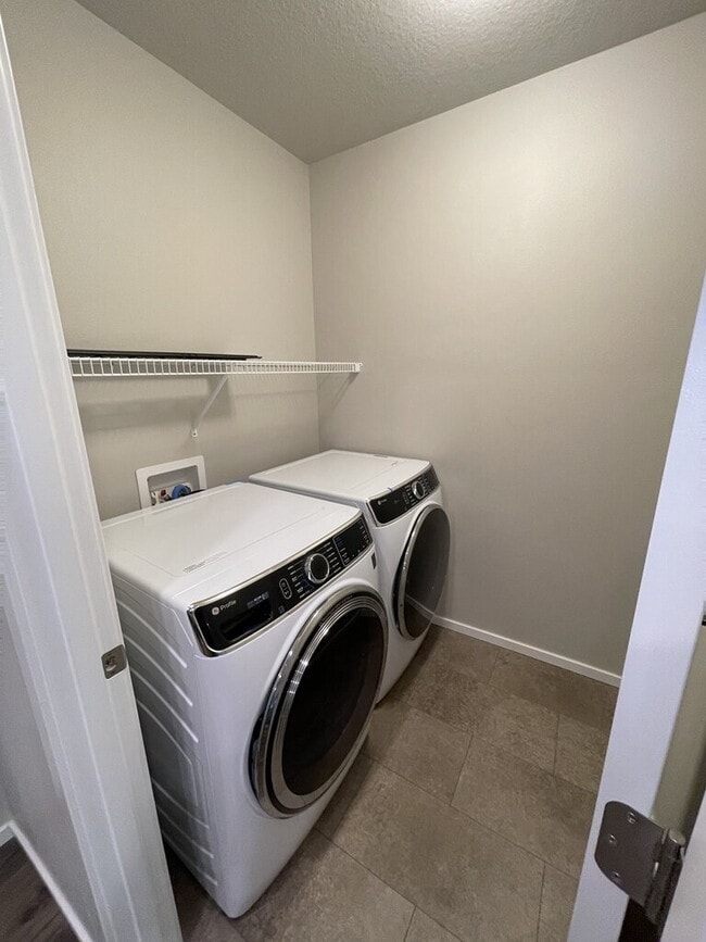 Building Photo - 3 Bedroom / 2.5 Bathroom Townhome - Near Bethany & PCC