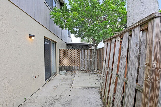 Building Photo - Cedarbend 5274-3