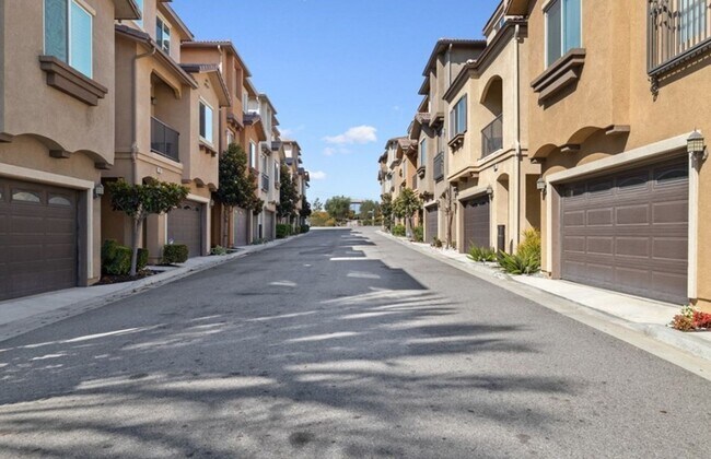 Building Photo - 4 Bed, 4 Bath Home with Solar, A/C, Washer/Dryer and 4 Parking Spaces *$1,000.00 Off One Month's ...