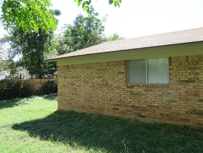 Building Photo - 812 Ranch Rd