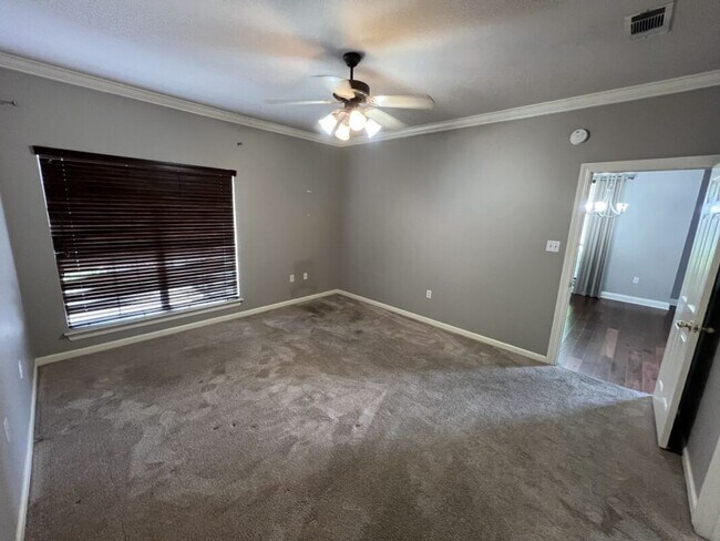 Building Photo - Location!  Location!  3 bedroom, 2 bath house in Beau Pre near LSU
