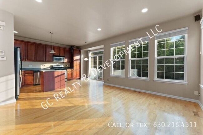 Building Photo - ***2300 SF END UNIT W/LOTS OF LIGHT / 2 BD...