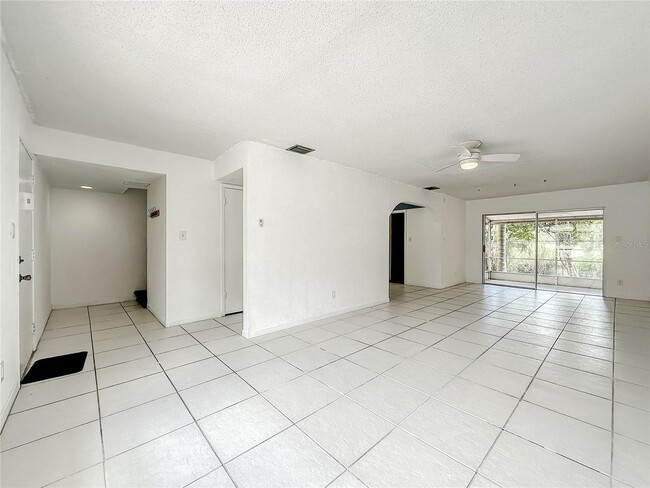 Building Photo - 3 Bedroom, 2.5 Bath home with upgraded kit...