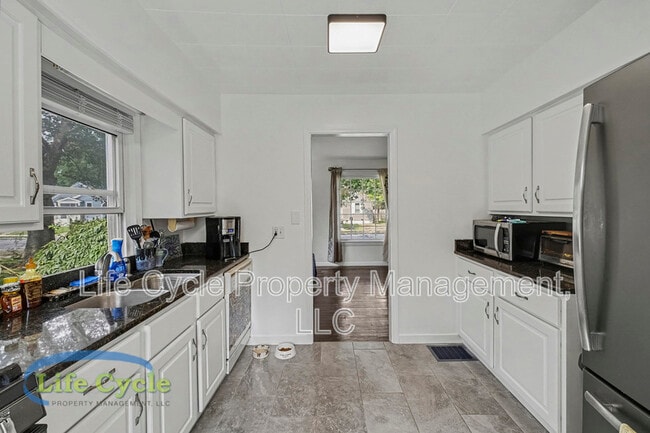 Building Photo - 2052 Collingwood Ave SW