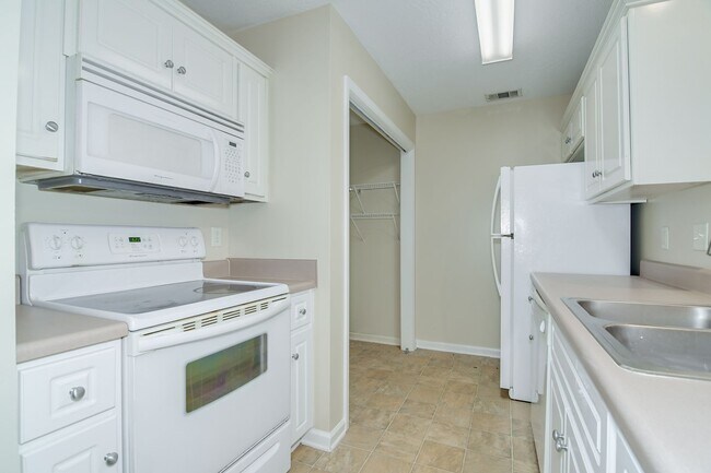 Building Photo - Townhouse w/ 1 Car Garage