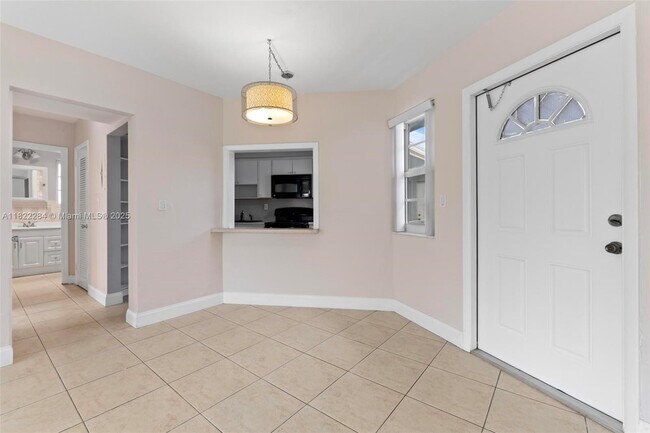 Building Photo - 1667 NE Miami Gardens Dr