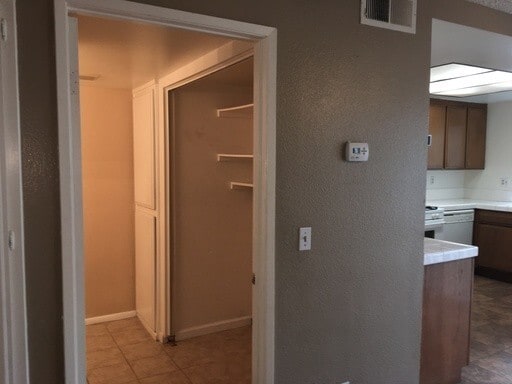 Building Photo - Great Floor Plan! 2 Bedroom 2 Bathroom Townhome FOR RENT!