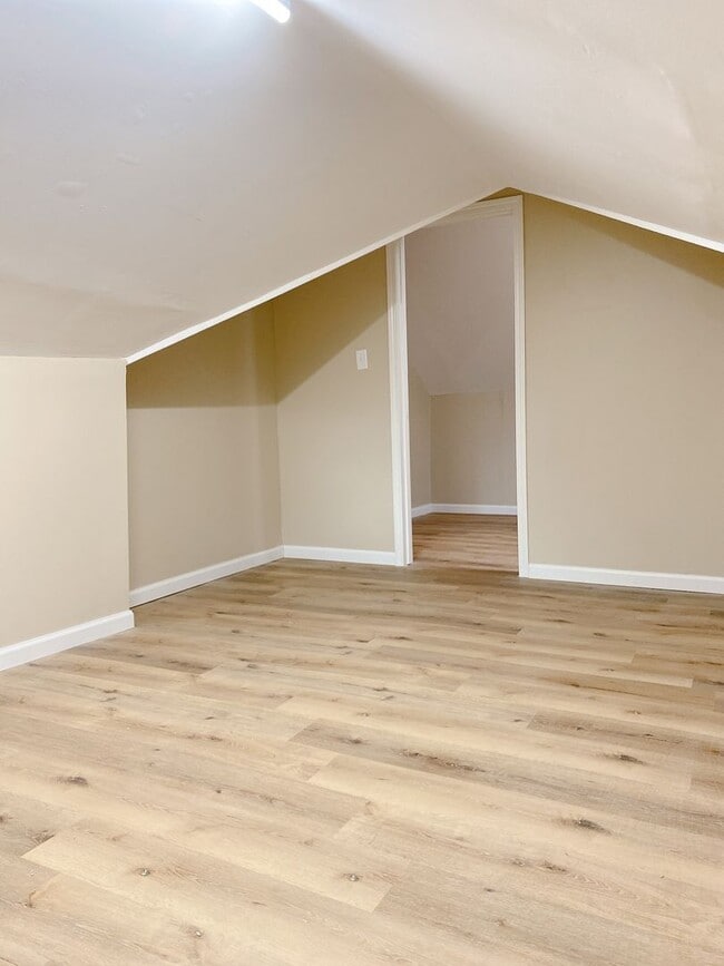 Building Photo - Beautifully updated 5 bed 2 bath house $2200