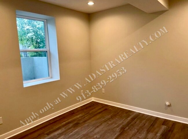 Building Photo - Spacious 4-Bedroom Townhome with Finished Basement in Blue Valley School District-Available NOW!!