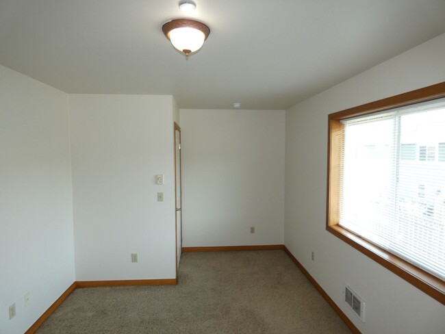 Building Photo - APPLICATION PENDING - Quiet living close t...