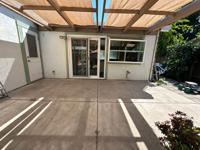 Building Photo - 636 Buckeye Dr