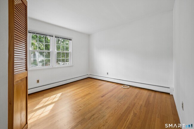 Building Photo - 32 Hollow Wood Ln