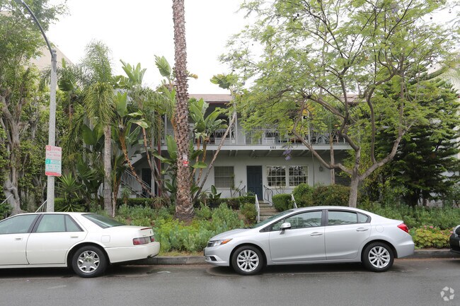 Building Photo - 215 N La Peer Dr