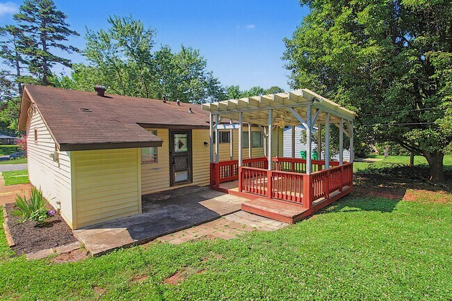 Building Photo - Updated 3-Bedroom Ranch with Modern Finishes & Timeless Charm