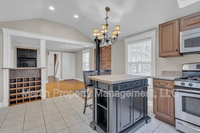 Building Photo - 2 Bellevue Ave