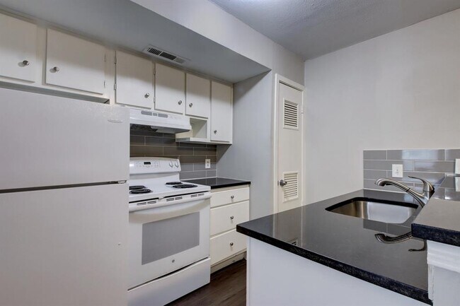 Building Photo - 303 W 40th St