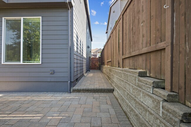 Building Photo - 5832 NW Bannister Dr