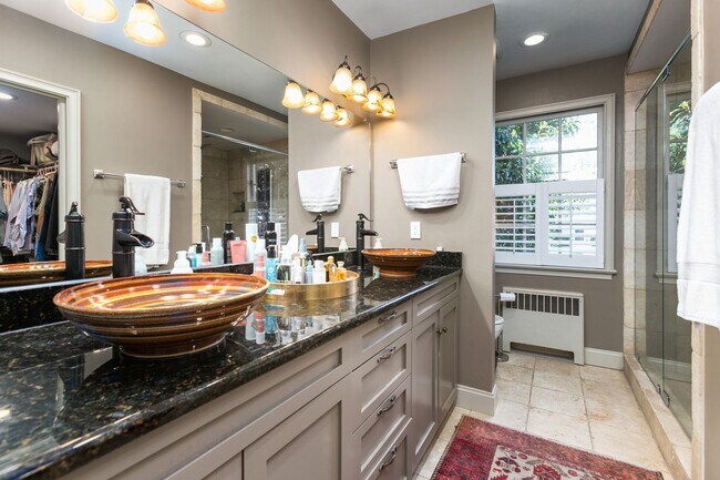 Building Photo - Stunning Irving Park 4 bedroom, 4 bathroom home in Greensboro!