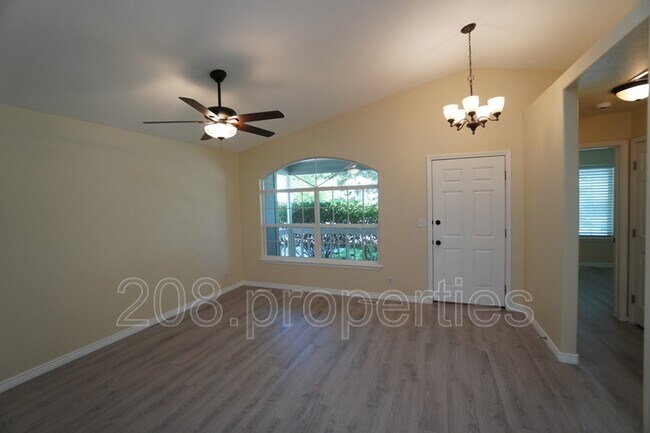 Building Photo - 5903 S Snowdrop Pl