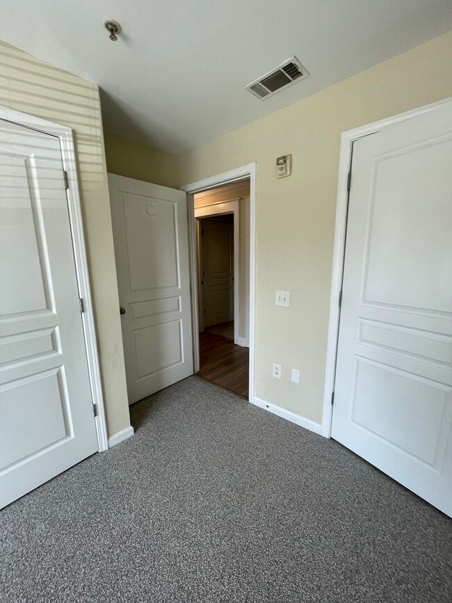 Building Photo - 15-1512 Dukes