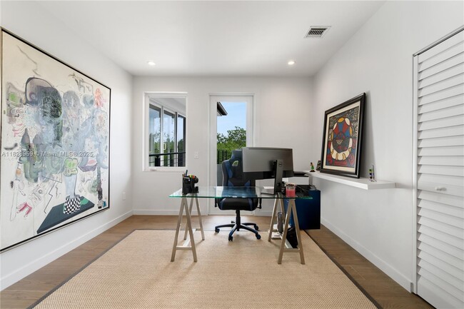 Building Photo - 325 Campana Ave