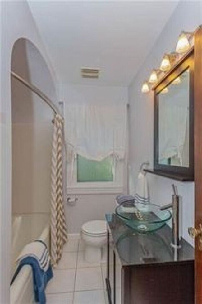 Building Photo - Lovely Forest Hills Home