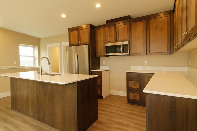 Building Photo - Your Bend Retreat: Spacious End Unit Townhouse with Pilot Butte Views