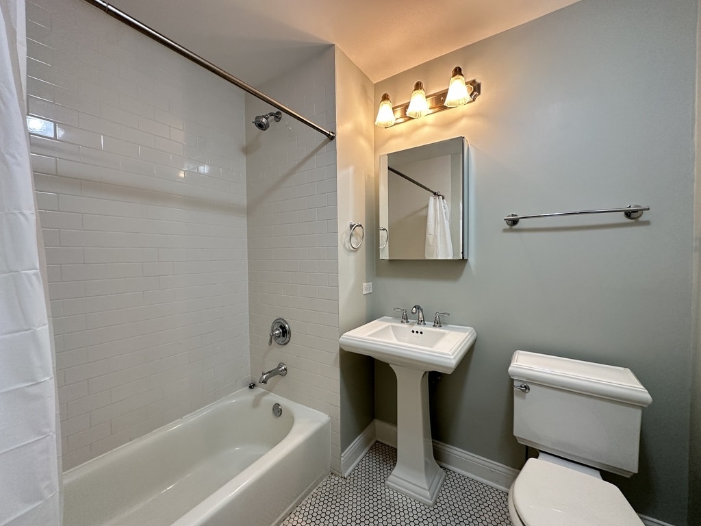 Building Photo - 851 N La Salle Dr