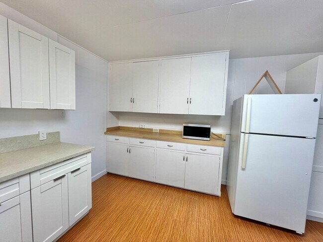 Building Photo - Bright and Breezy Manoa Living. Spacious 3...