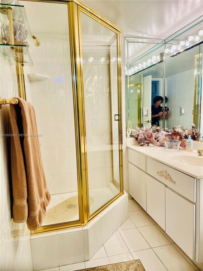 Building Photo - 2555 Collins Ave