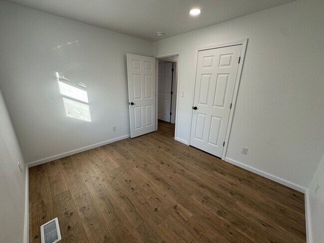 Building Photo - 3 Bedroom, 1 bath house with a bonus room