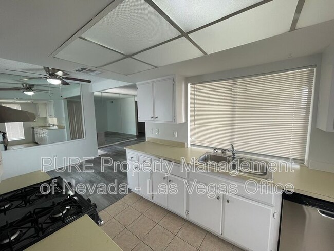 Building Photo - 1405 E Vegas Valley Dr