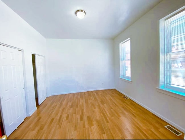 Building Photo - 2831 Iowa Ave
