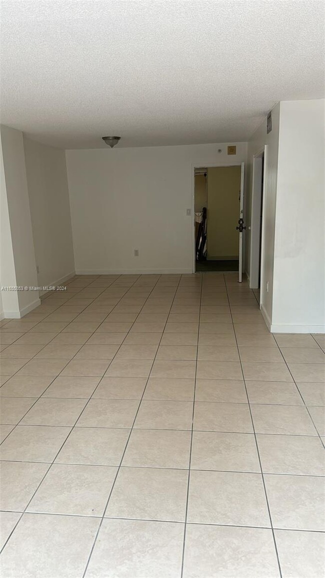 Building Photo - 1450 Brickell Bay Dr