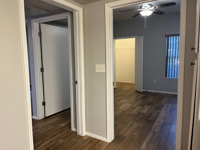 Building Photo - Stunning, fully-remodeled 1 bedroom at Tus...