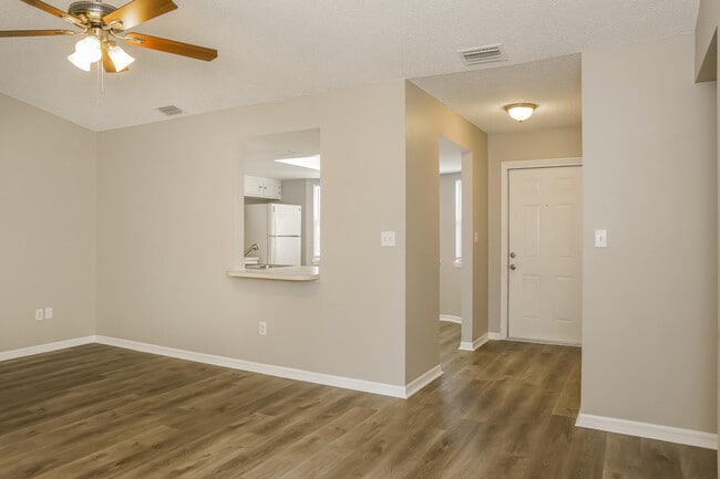 Building Photo - 2102 Thames Rd SE