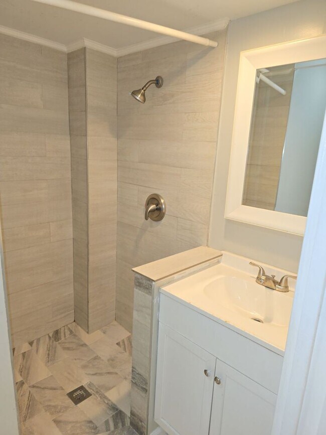 Building Photo - Studio unit available