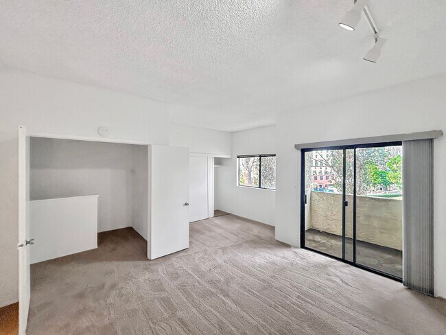 Building Photo - Beautiful 3BD/3BA W/ Attached Garage and I...
