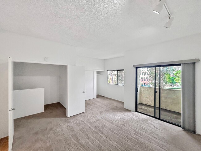 Building Photo - Beautiful 3BD/3BA W/ Attached Garage and In-Unit Laundry in La Jolla!