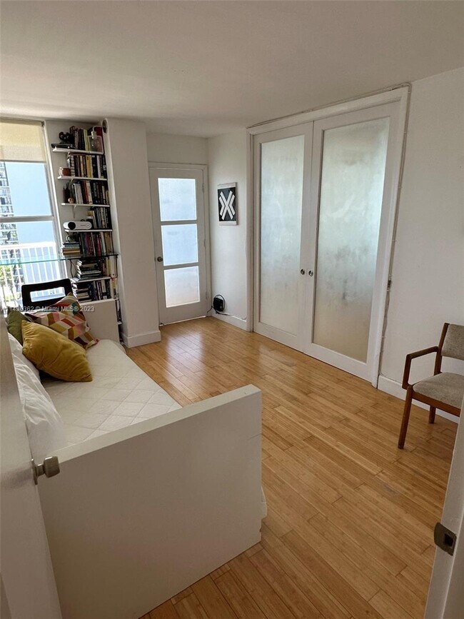 Building Photo - 1440 Brickell Bay Dr