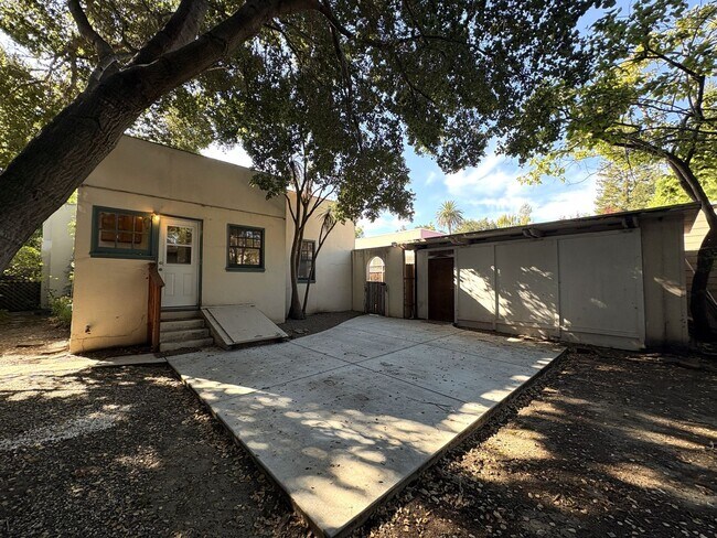 Building Photo - Charming 2-Bedroom Home with Spacious Back...
