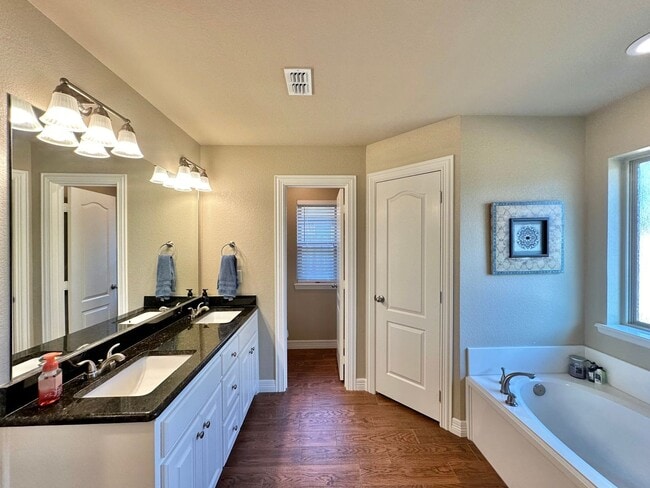 Building Photo - Stunning 3 Bed 2 Bath in Flint!