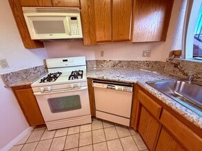 Building Photo - Ranch Bernardo Guest House 1br 1 bath granite kitchen All appliances Washer & Dryer  $2240 For Lease